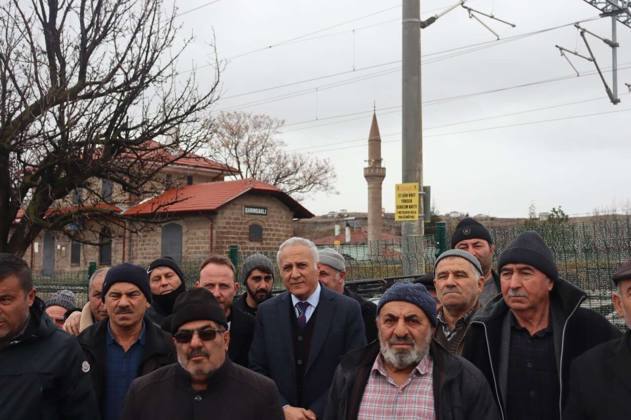 50-metre-ilerdeki-camiye-gitmek-icin-her-gun-5-kilometre-yol-yuruyorlar