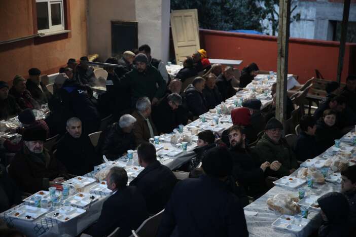 bir-caddenin-ayirdigi-iki-sehir-tek-sofrada-bulustu-ayni-anda-iftar-yapti