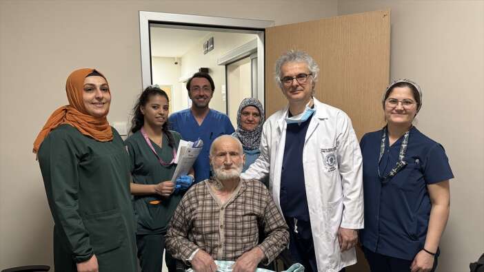 kucuk-bir-kesi-konyada-82-yasindaki-hastayi-hayata-bagladi