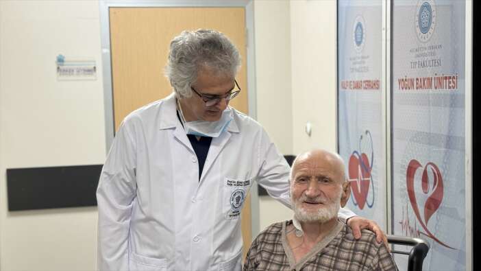 kucuk-bir-kesi-konyada-82-yasindaki-hastayi-hayata-bagladi