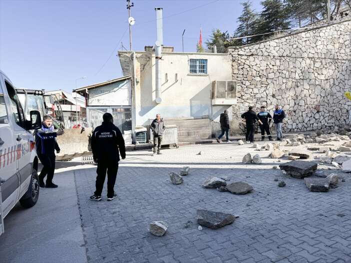 nigde-kalesinde-istinat-duvari-coktu