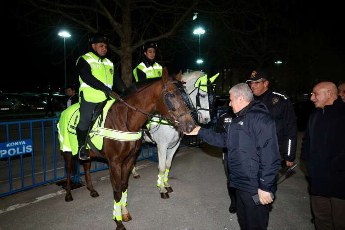 vali-akin-konyaspor-galatasaray-macini-tribunden-takip-etti
