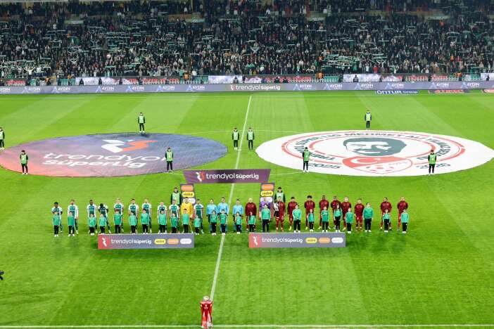 vali-akin-konyaspor-galatasaray-macini-tribunden-takip-etti