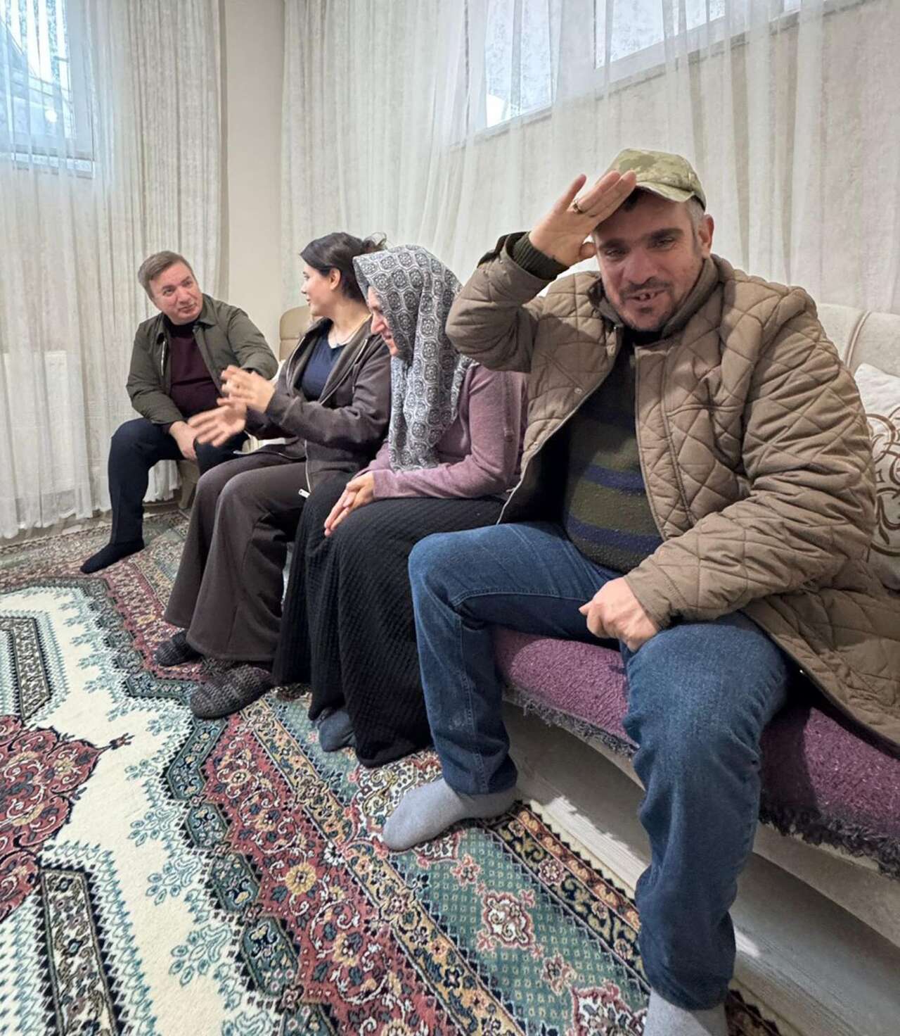 28-yasinda-agabeyine-ve-ablasina-hem-annelik-hem-babalik-yapiyor