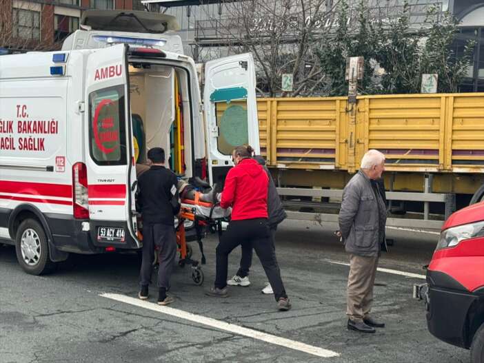 iki-tir-kazaya-karisti-1i-agir-4-kisi-yaralandi