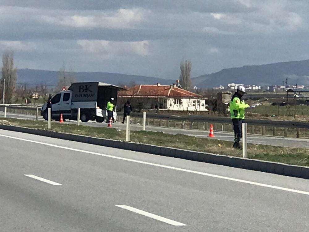 konyada-kamyonet-bariyerlere-carpti