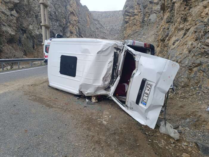 minibus-takla-atti-1i-agir-4-kisi-yaralandi