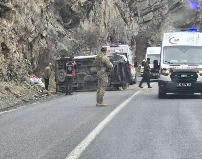 minibus-takla-atti-1i-agir-4-kisi-yaralandi