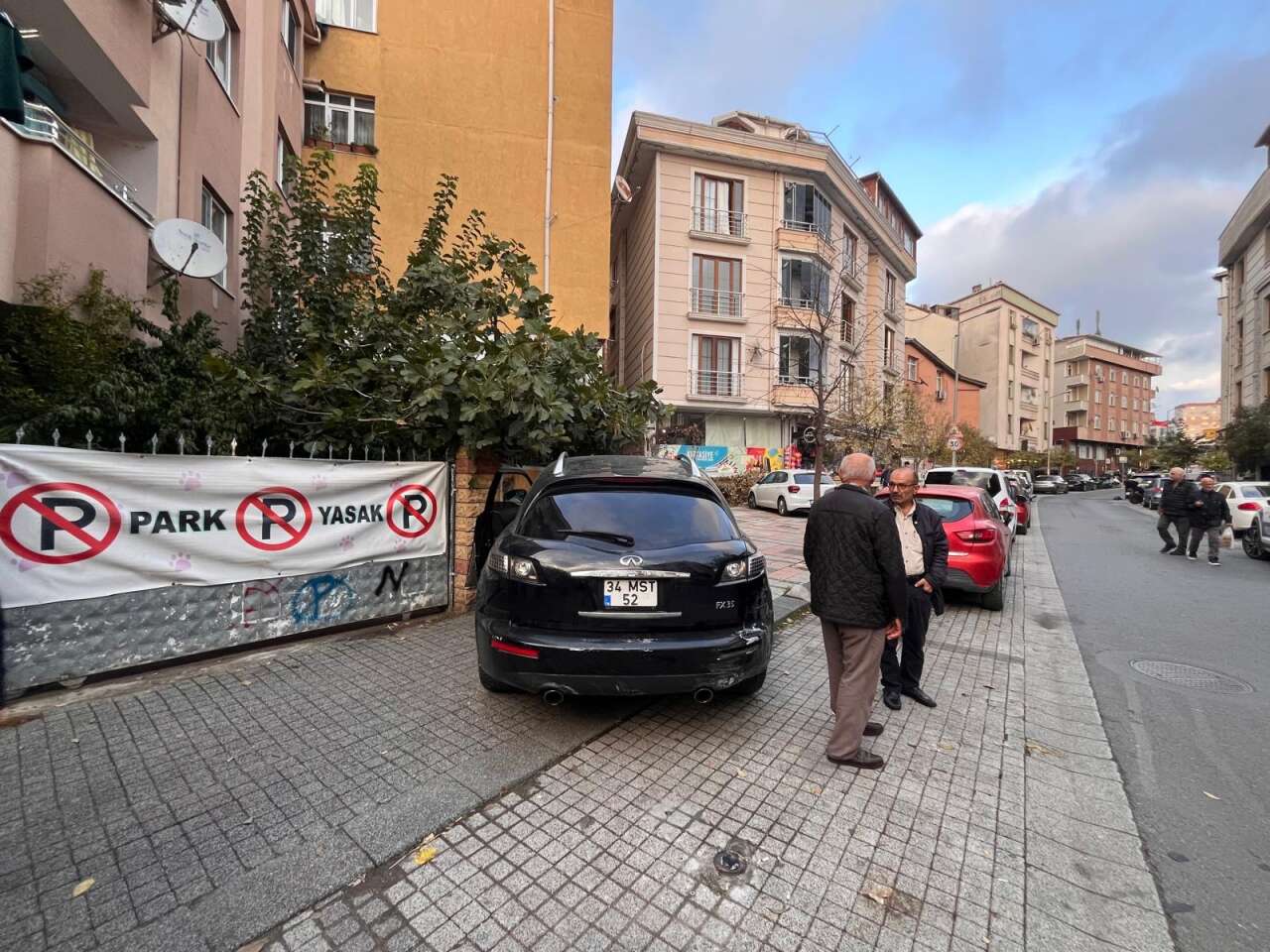 once-surdugu-aractan-dustu-sonra-duvara-sikisti-film-gibi-olay-kamerada