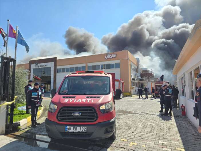 sekerleme-fabrikasinda-yangin-cikti-kaymakam-ve-belediye-baskani-olay-yerine-kostu