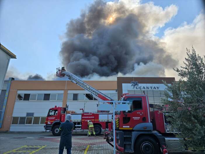 sekerleme-fabrikasinda-yangin-cikti-kaymakam-ve-belediye-baskani-olay-yerine-kostu