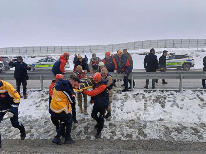 sis-ayni-yolda-bir-zincirleme-kazaya-daha-yol-acti-otobus-soforu-oldu