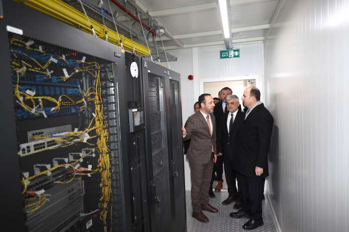baskan-altay-konyanin-mobil-veri-merkezini-inceledi