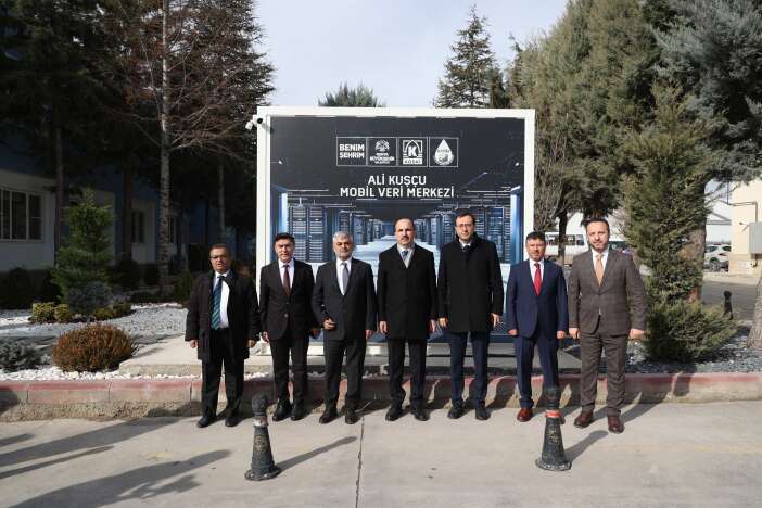 baskan-altay-konyanin-mobil-veri-merkezini-inceledi