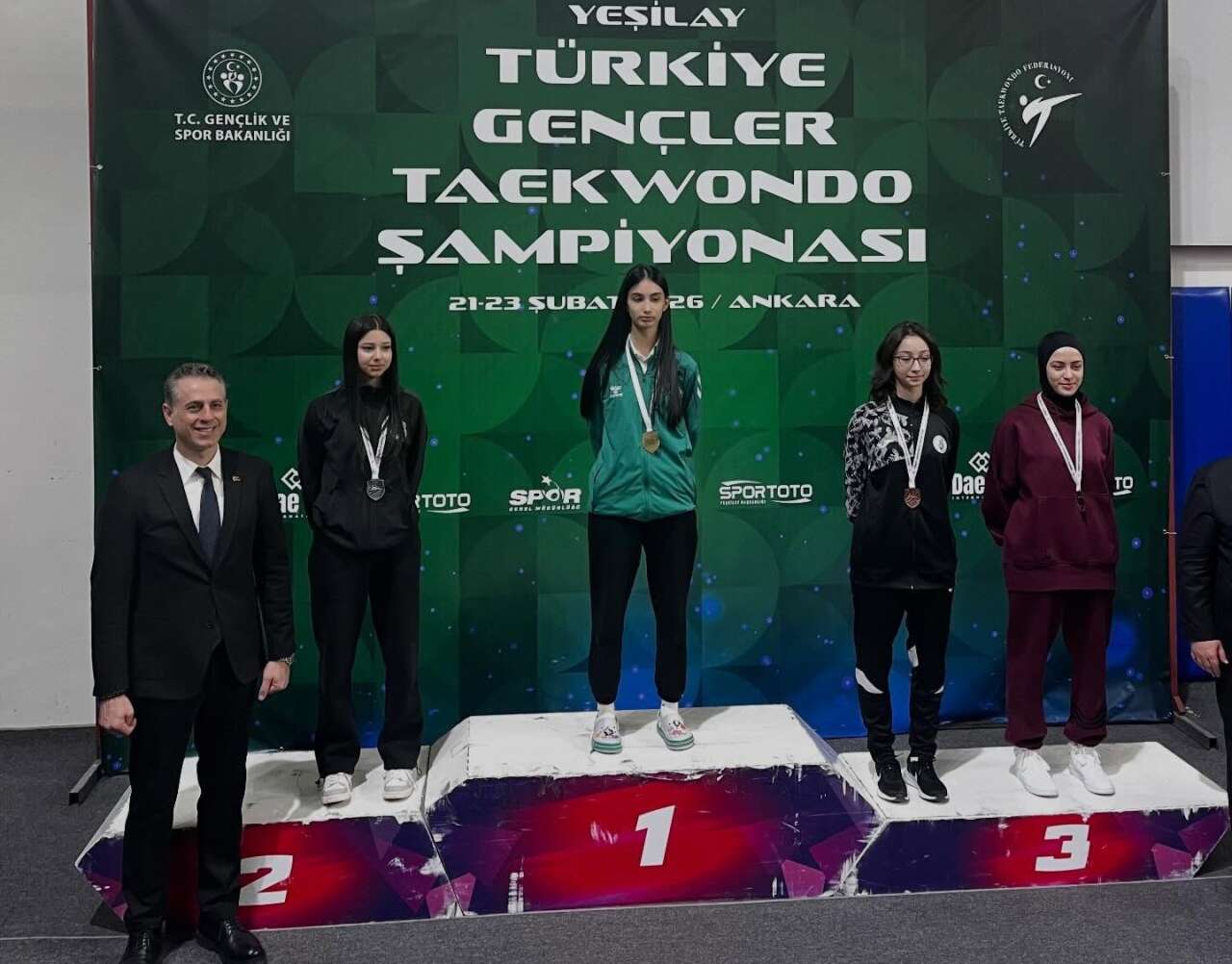 konyali-tekvandocu-marziye-nur-celikten-gururlandiran-derece