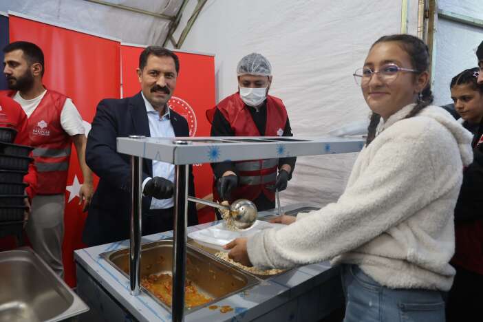 konyanin-ayaga-kaldirdigi-camide-3-yil-sonra-iftar-heyecani-yasandi