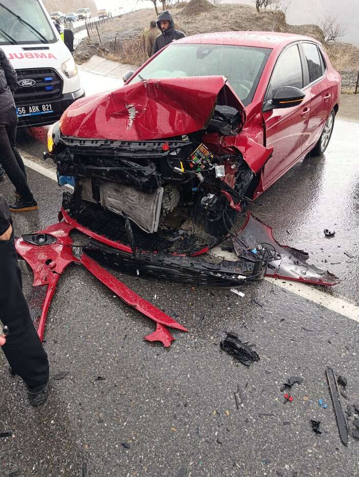 ogrenci-servisi-ile-otomobil-kafa-kafaya-carpisti-6-yarali-var