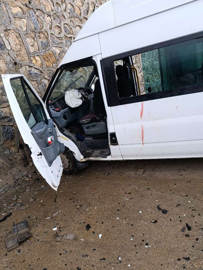 ogrenci-servisi-ile-otomobil-kafa-kafaya-carpisti-6-yarali-var