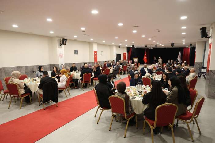 vali-akin-konyadaki-huzurevi-sakinleriyle-iftarda-bulustu