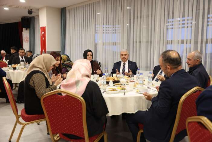 vali-akin-konyadaki-huzurevi-sakinleriyle-iftarda-bulustu