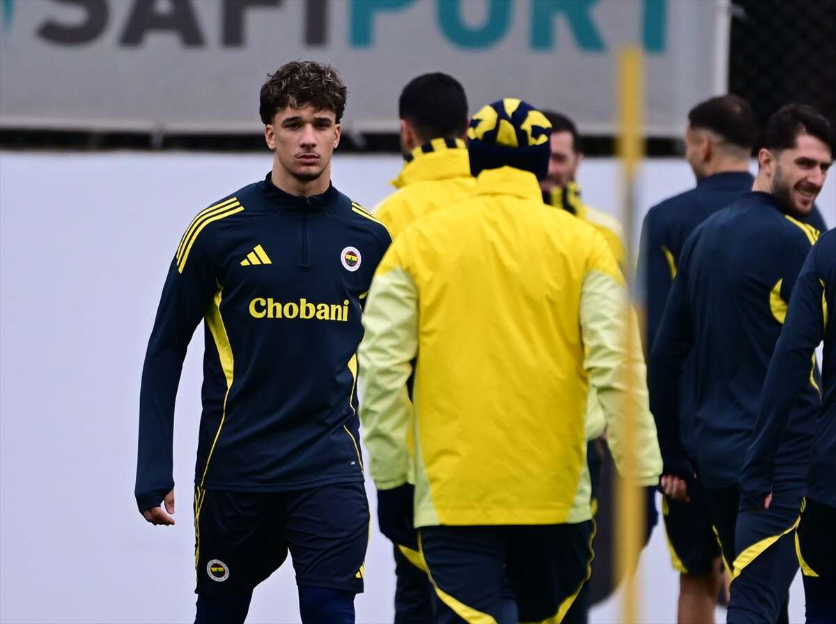 galatasaray-efsanesinin-oglu-fenerbahce-ile-ilk-antrenmanina-cikti