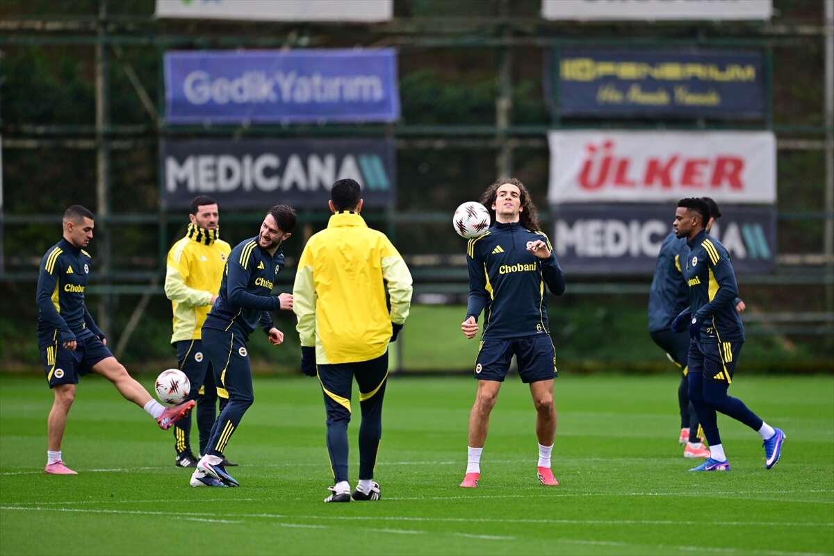 galatasaray-efsanesinin-oglu-fenerbahce-ile-ilk-antrenmanina-cikti