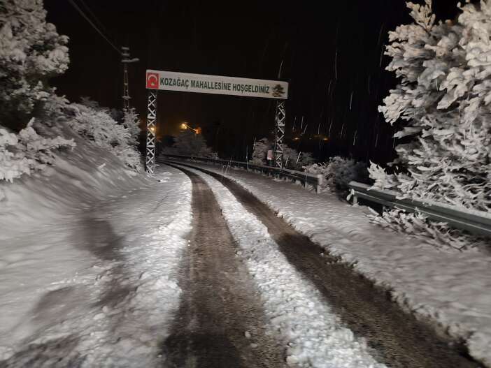 konya-merkezde-tutmadi-ilcelerde-ekipler-karla-mucadele-ediyor