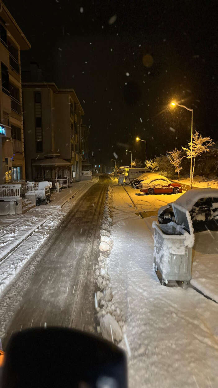 konya-merkezde-tutmadi-ilcelerde-ekipler-karla-mucadele-ediyor