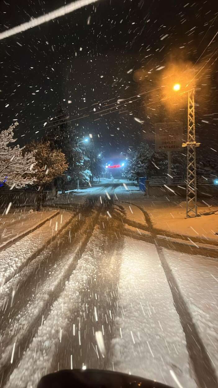 konya-merkezde-tutmadi-ilcelerde-ekipler-karla-mucadele-ediyor