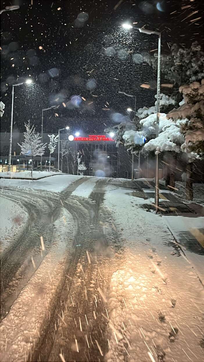 konya-merkezde-tutmadi-ilcelerde-ekipler-karla-mucadele-ediyor