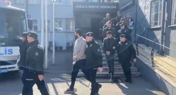 sahte-soygun-senaryosu-ellerinde-patladi-5-kisi-tutuklandi