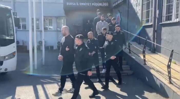 sahte-soygun-senaryosu-ellerinde-patladi-5-kisi-tutuklandi