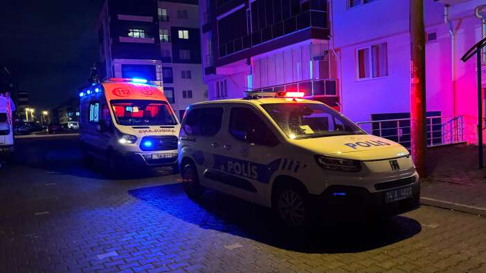 25-yasindaki-sizofreni-kadin-ekipleri-kapisina-dikti