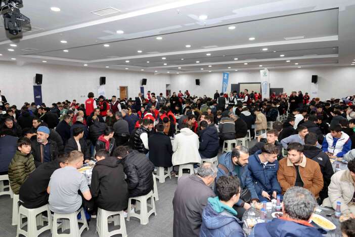 karatay-belediye-baskani-hasan-kilca-genclerle-iftar-yapti