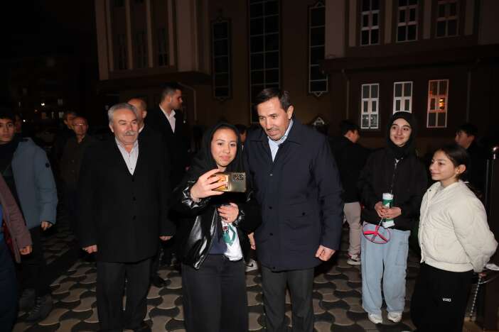 karatay-belediye-baskani-hasan-kilca-genclerle-iftar-yapti