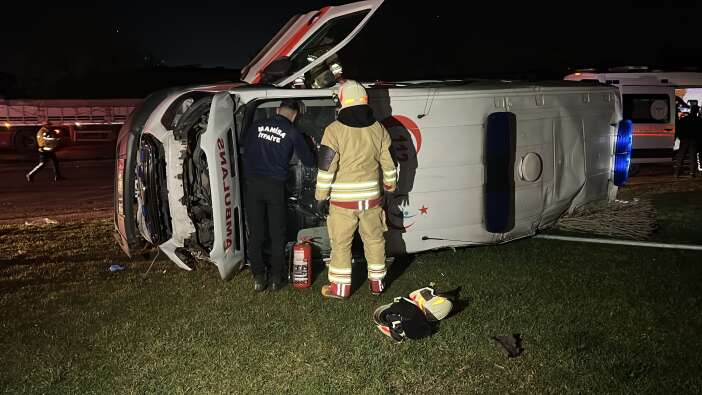 kaza-yapan-ambulans-devrildi-5-yarali