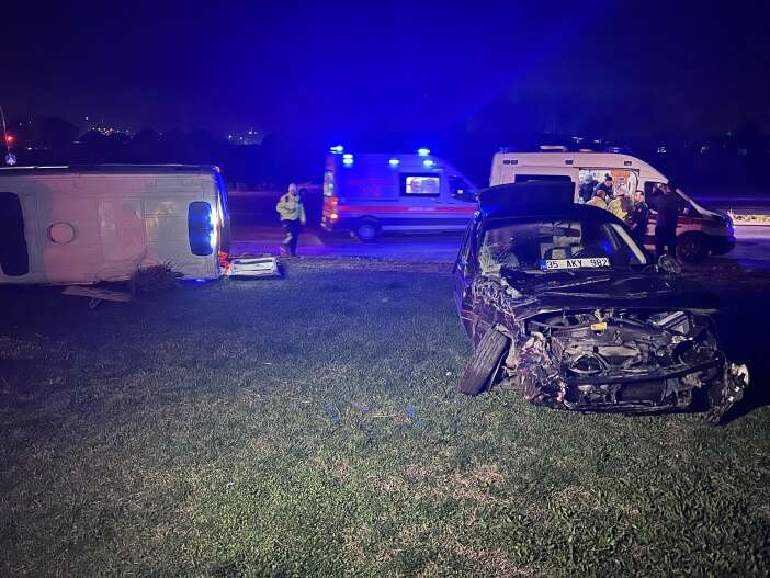 kaza-yapan-ambulans-devrildi-5-yarali