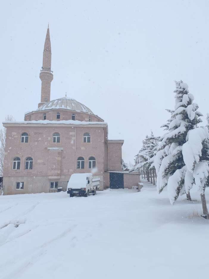 konyada-okullarin-tatil-edildigi-ilcede-kar-kalinligi-25-santime-cikti