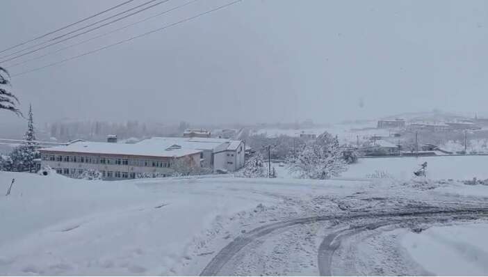 konyada-okullarin-tatil-edildigi-ilcede-kar-kalinligi-25-santime-cikti