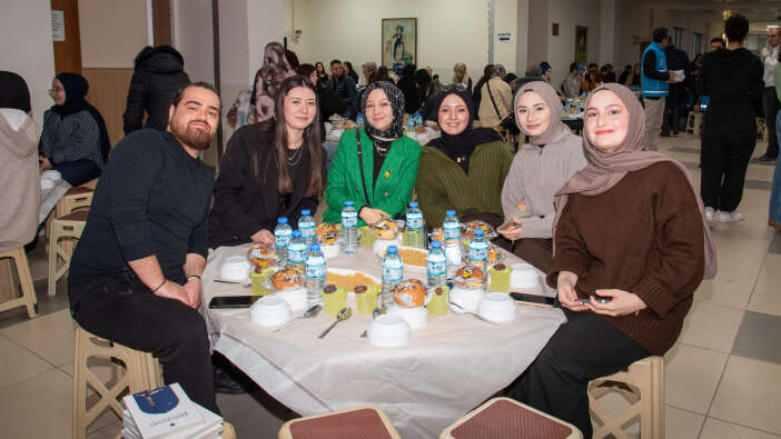 konyadaki-universite-ogrencilerine-iibfde-iftar-yemegi-verildi