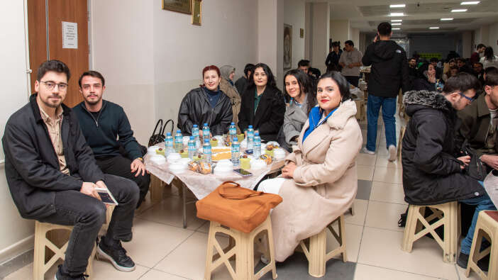 konyadaki-universite-ogrencilerine-iibfde-iftar-yemegi-verildi