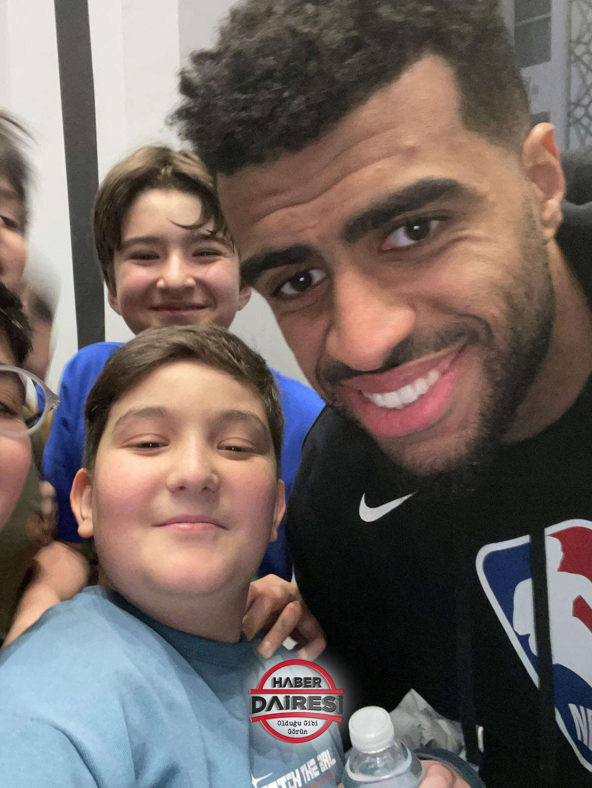 konyasporlu-rayyan-baniya-kapu-camiinde-hatimle-teravih-namazi-kiliyor