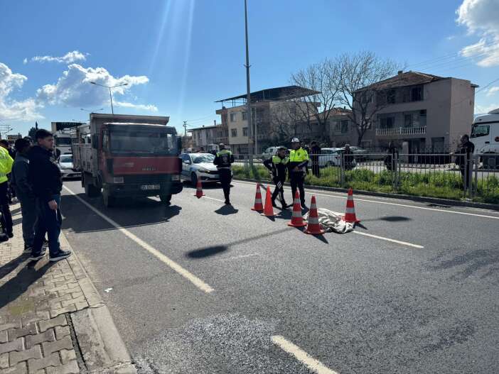 yolun-ortasinda-kalan-cansiz-bedeni-ortuyle-kapatildi