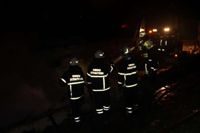 ahirda-cikan-yangin-27-buyukbas-hayvani-telef-etti-tek-gecim-kaynagiydi