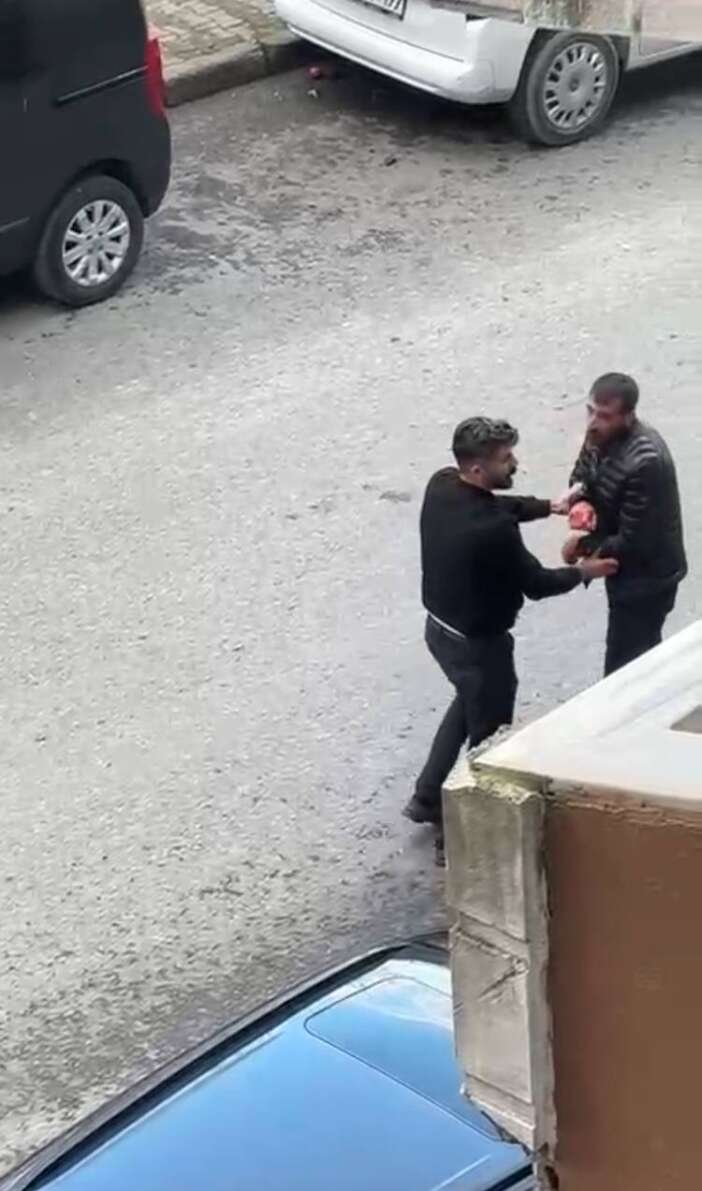 esinin-sevgilisi-oldugunu-iddia-ettigi-kisiyi-basindan-bicakladi