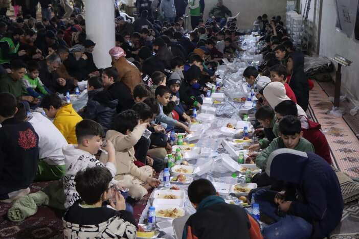 konya-buyuksehir-belediyesi-suriyede-iftar-sofrasi-kurmaya-basladi