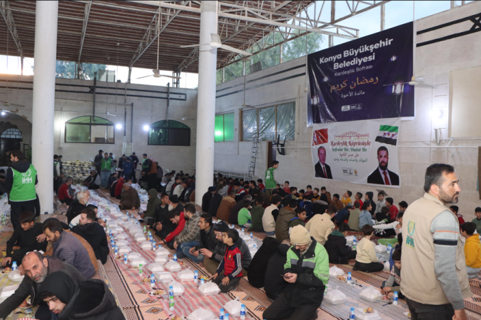 konya-buyuksehir-belediyesi-suriyede-iftar-sofrasi-kurmaya-basladi