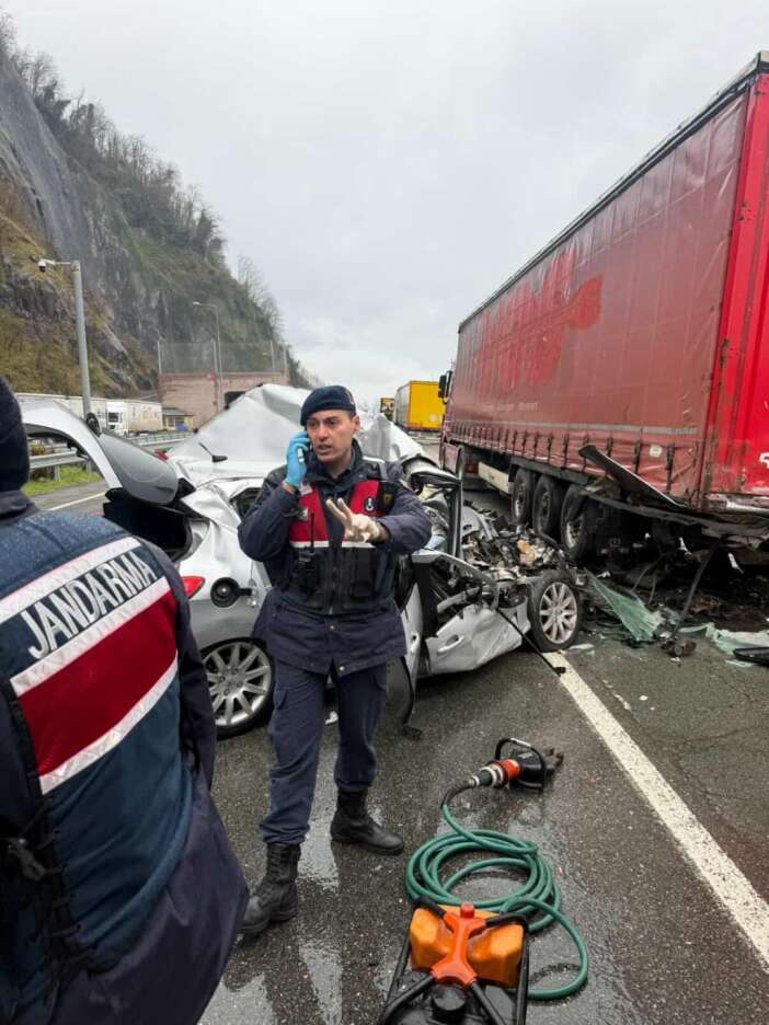 tira-carpan-otomobil-hurdaya-dondu-2-olu-1-yarali-var