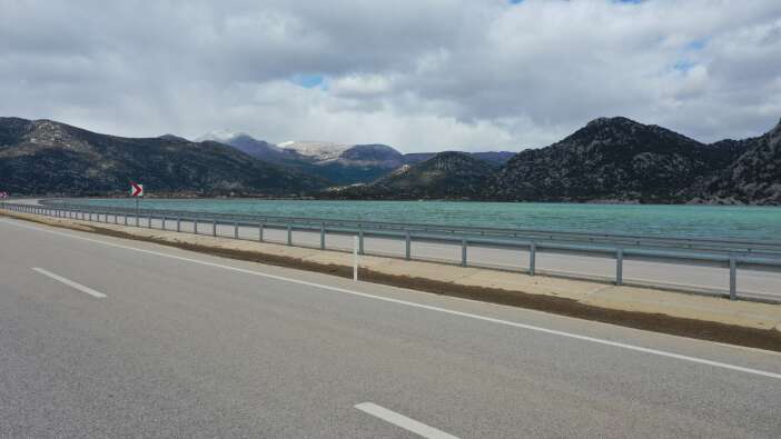 yeni-antalya-konya-yolunda-su-seviyesi-dusuyor-son-durum-goruntulendi