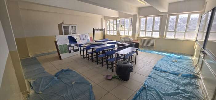 sehit-babasi-oglunun-hayri-icin-iki-okulu-boyadi